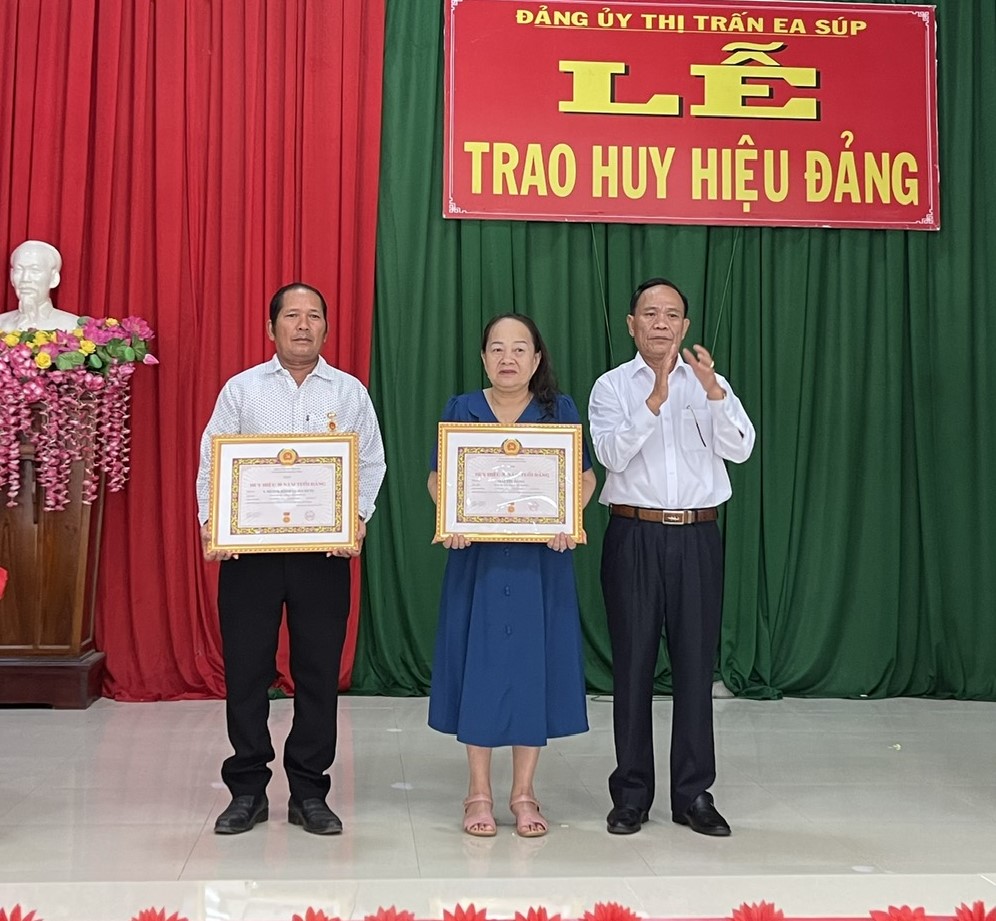 trao tặng huy hiệu 30 năm tuổi Đảng cho đảng viên Mai Thị Hằng, đảng viên Y Myuk Ksor